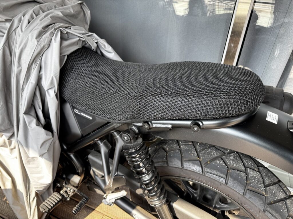 Honda CL500 seat cover installed — 3D honeycomb mesh cover on the bike