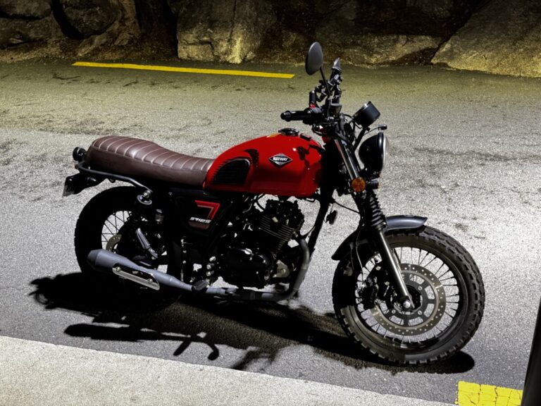 Keeway SR125 parked under street lights during a midnight ride to Doseonsa in Seoul