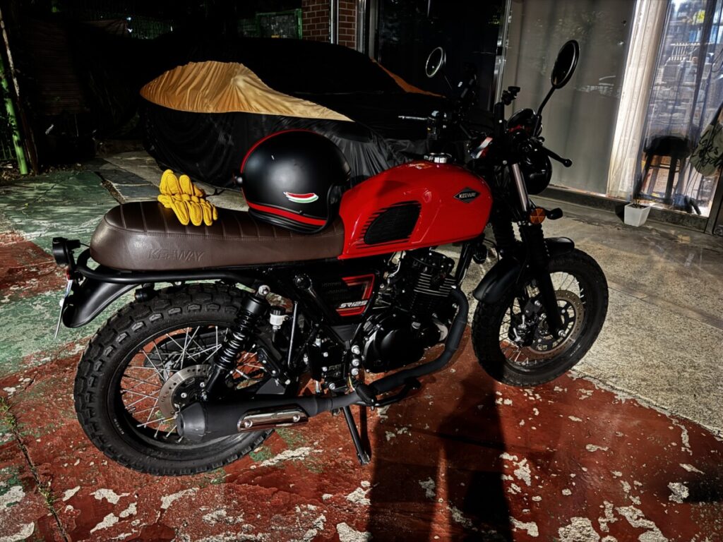 Close side view of a red Keeway SR125 after testing a tank pad on the Doseonsa night ride