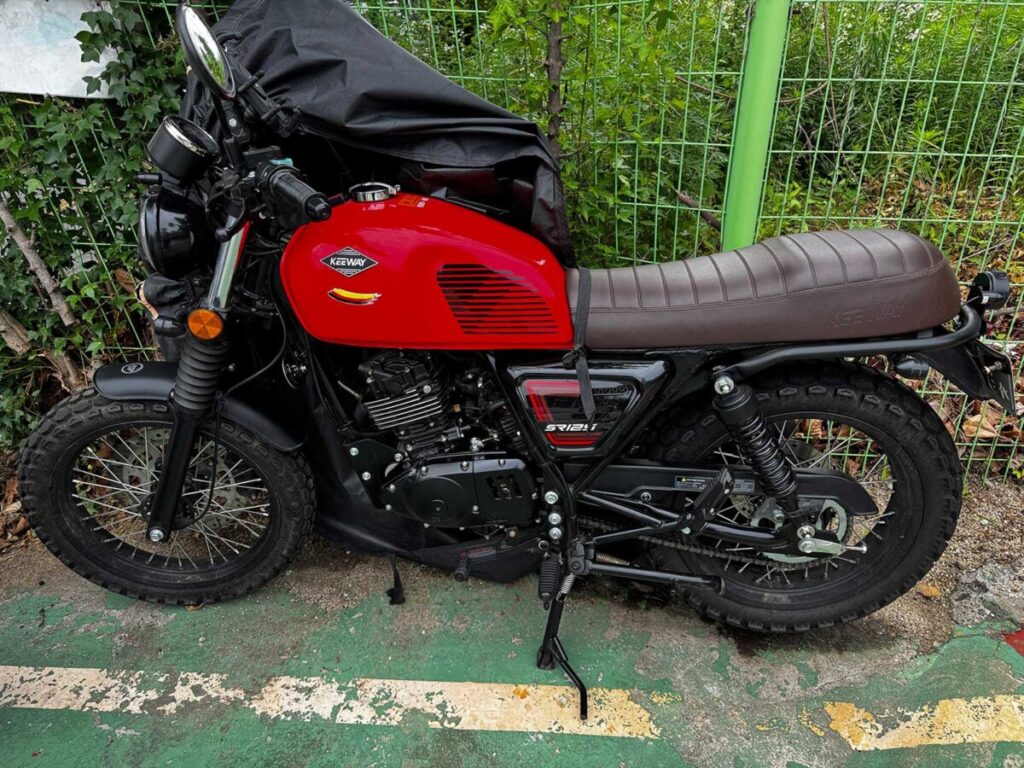 Keeway SR125 parked under a bike cover in Seoul